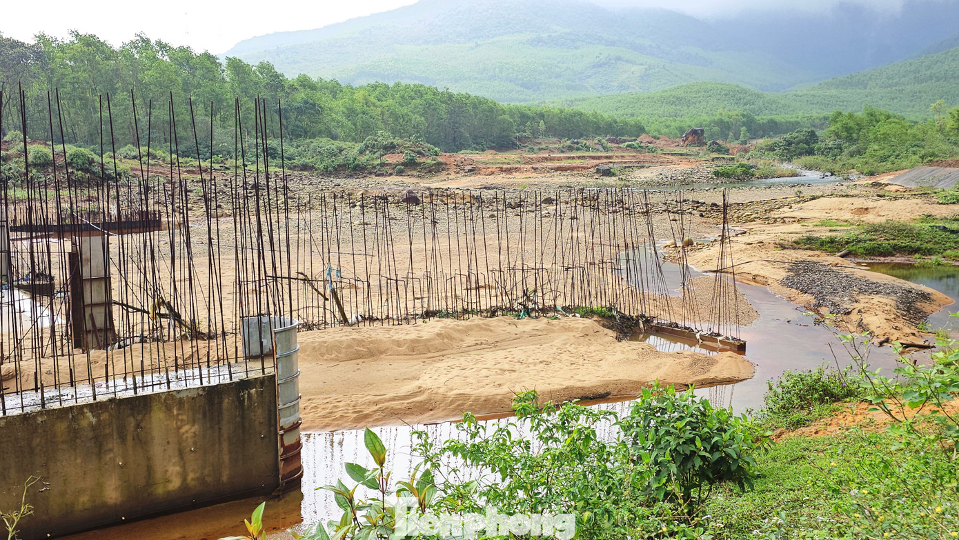 Hạng mục đập tràn vùng hạ lưu khe suối trong cảnh dang dở và chưa có dấu hiệu tái xây dựng trở lại.