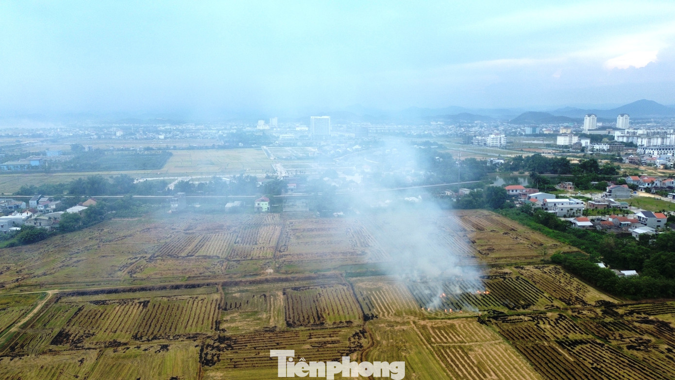 Mặc dù lực lượng chức năng đã có nhiều nỗ lực, nhưng với phạm vi đồng ruộng rộng lớn, giáp ranh giữa các địa phương, nên nhiều đám cháy do đốt rơm rạ đã không được xử lý triệt để. Mặc dù lực lượng chức năng đã có nhiều nỗ lực, nhưng với phạm vi đồng ruộng rộng lớn, giáp ranh giữa các địa phương, nên nhiều đám cháy do đốt rơm rạ đã không được xử lý triệt để.