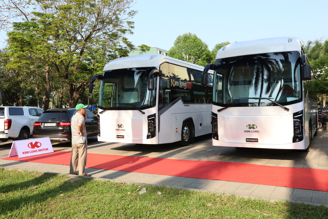 Điểm nhấn của trưng bày chuyên đề còn nằm ở khu vực giới thiệu các sản phẩm công nghiệp, tiểu thủ công nghiệp, xuất khẩu và OCOP đặc trưng của Huế. Từ xe ô tô của Kim Long Motor, hàng dệt may, thủy sản đến đồ thủ công mỹ nghệ. Tất cả thể hiện sự sáng tạo, đổi mới không ngừng của Huế.