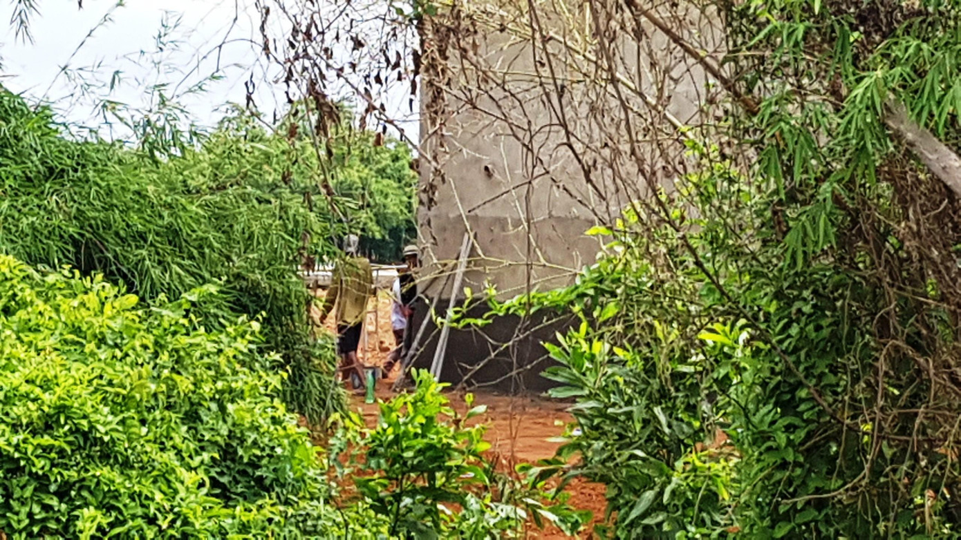 Các hoạt động xây dựng trái quy định vẫn tiếp diễn tại khu vực dự án vào ngày 30/8/2021 khi chưa hoàn tất thủ tục cho thuê, giao đất. Ảnh: Ngọc Văn