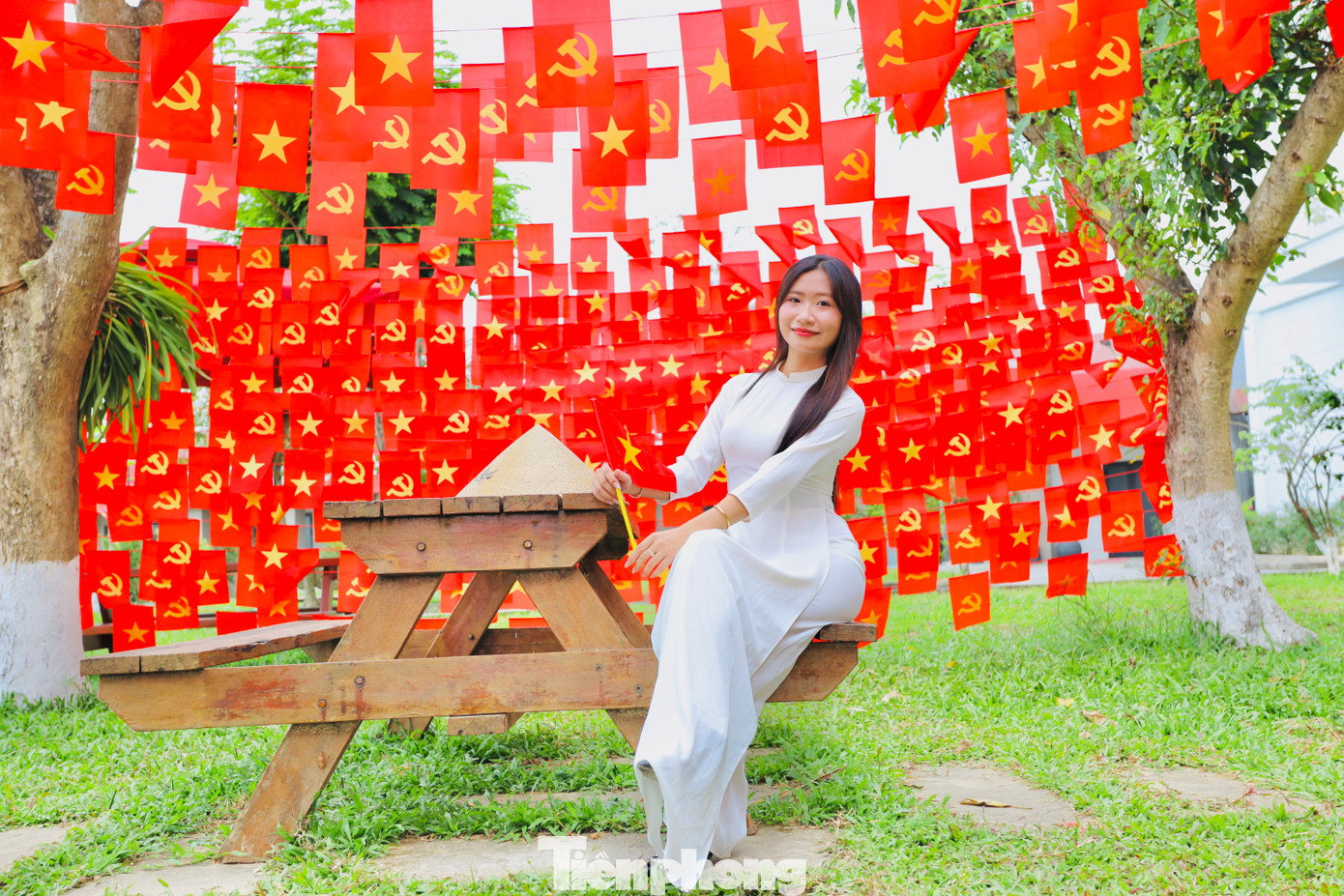 Mỗi góc trường đều trở thành một “background” rực sắc đỏ để các bạn trẻ, sinh viên, học sinh, người dân đến check-in, nhằm lưu lại những khoảnh khắc đầy tự hào và thiêng liêng cùng cả nước hướng về Đại lễ kỷ niệm 50 năm Ngày Giải phóng miền Nam, thống nhất đất nước. Mỗi góc trường đều trở thành một “background” rực sắc đỏ để các bạn trẻ, sinh viên, học sinh, người dân đến check-in, nhằm lưu lại những khoảnh khắc đầy tự hào và thiêng liêng cùng cả nước hướng về Đại lễ kỷ niệm 50 năm Ngày Giải phóng miền Nam, thống nhất đất nước.