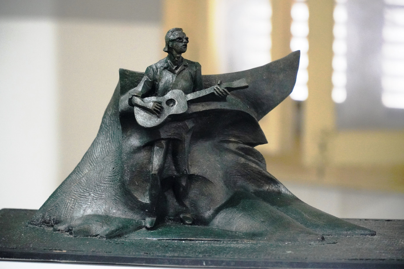 Có 11 mẫu tượng phác thảo của 9 nhà điêu khắc tên tuổi trong cả nước đã gửi về Huế dự bình chọn. Đó là những tác phẩm mỹ thuật được làm bằng nhiều chất liệu khác nhau, với hình tượng chính là cố nhạc sĩ Trịnh Công Sơn.