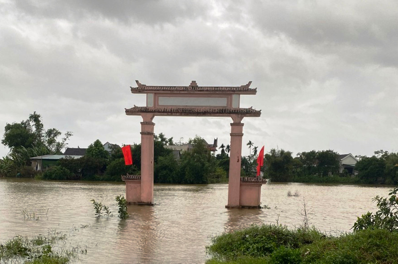 Nhiều khu dân cư ở xã Phong Hòa (huyện Phong Điền, TT-Huế) bị ngập lụt do mưa lớn.