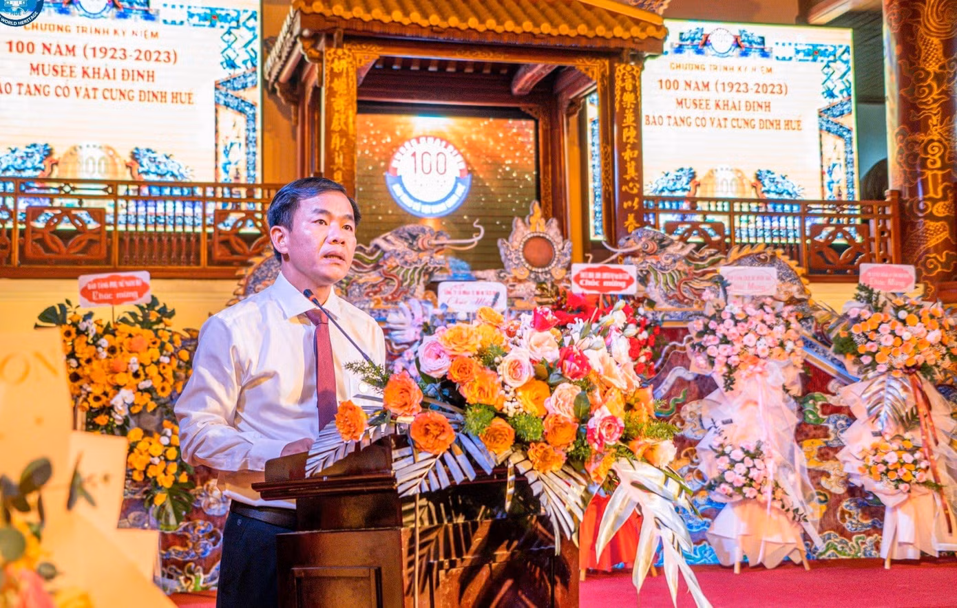 Nhân kỷ niệm 100 năm Musée Khải Định - Bảo tàng Cổ vật Cung đình Huế, Chủ tịch UBND tỉnh TT-Huế Nguyễn Văn Phương đề nghị Trung tâm Bảo tồn Di tích Cố đô Huế chủ trì, phối hợp với các đơn vị liên quan thực hiện các thủ tục lựa chọn đơn vị, cá nhân đủ năng lực, kinh nghiệm tư vấn phương án thiết kế bảo tàng theo hướng khoa học, hiện đại, kiến trúc phải có sự kế thừa truyền thống, hài hòa với tổng thể di tích cố đô Huế theo kết luận của Thủ tướng Chính phủ. Nhân kỷ niệm 100 năm Musée Khải Định - Bảo tàng Cổ vật Cung đình Huế, Chủ tịch UBND tỉnh TT-Huế Nguyễn Văn Phương đề nghị Trung tâm Bảo tồn Di tích Cố đô Huế chủ trì, phối hợp với các đơn vị liên quan thực hiện các thủ tục lựa chọn đơn vị, cá nhân đủ năng lực, kinh nghiệm tư vấn phương án thiết kế bảo tàng theo hướng khoa học, hiện đại, kiến trúc phải có sự kế thừa truyền thống, hài hòa với tổng thể di tích cố đô Huế theo kết luận của Thủ tướng Chính phủ.