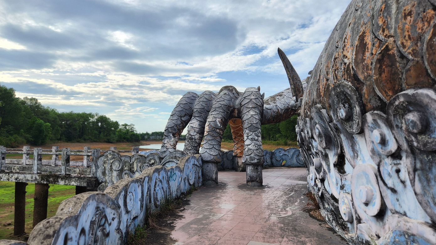 Trao đổi với PV Tiền Phong ngày 13/8, ông Võ Lê Nhật - Chủ tịch UBND TP Huế, cho biết việc chậm triển khai chỉnh trang công viên hồ Thủy Tiên do vướng mắc một số vấn đề liên quan thủ tục giao đất, đấu giá tài sản trên đất mà chủ đầu tư khu du lịch trước đây để lại. (Ảnh: Ngọc Văn)