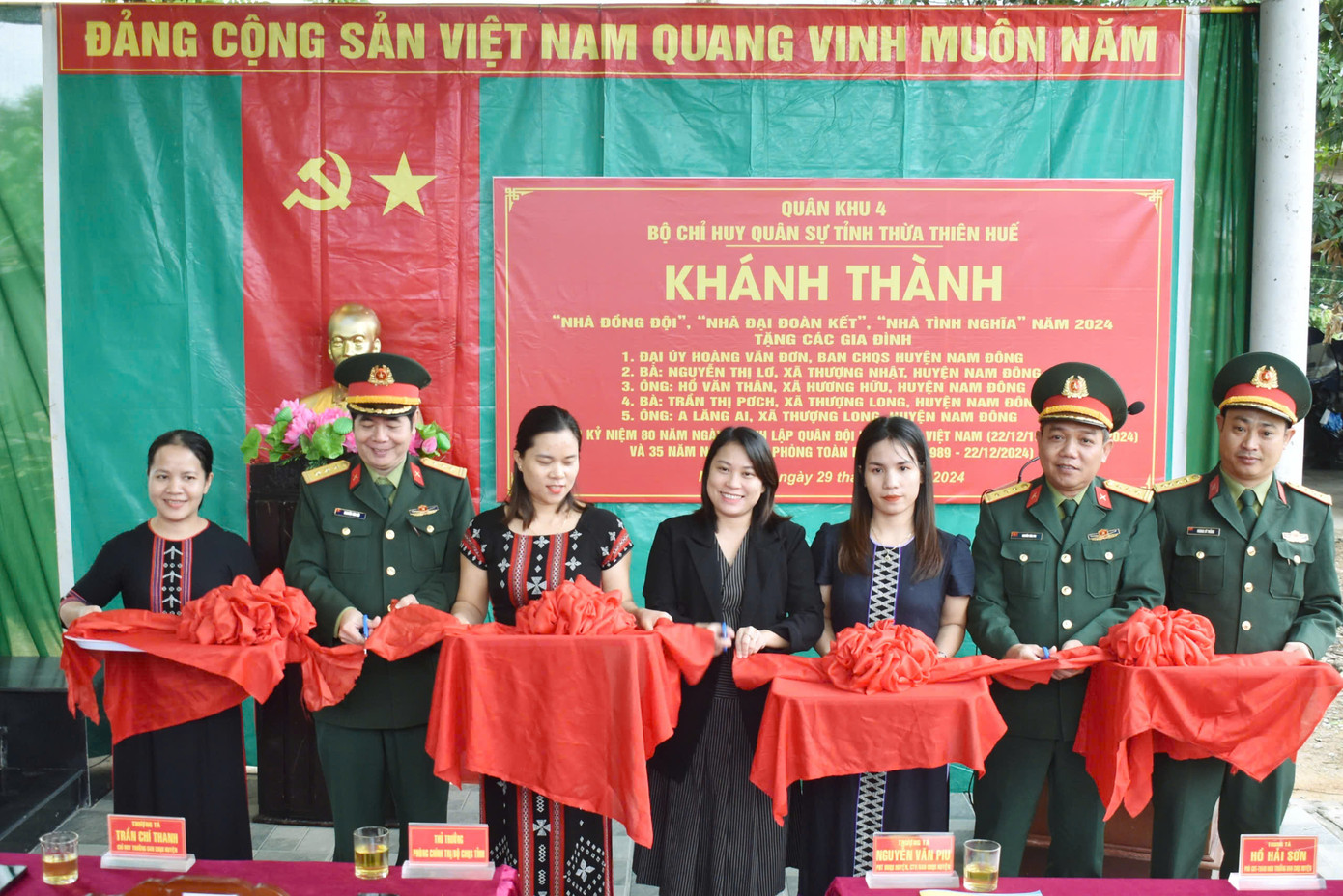 Cắt băng khánh thành, bàn giao nhà đồng đội, tình nghĩa, đại đoàn kết cho các gia đình gặp khó khăn về nhà ở tại huyện miền núi Nam Đông, TT-Huế. Cắt băng khánh thành, bàn giao nhà đồng đội, tình nghĩa, đại đoàn kết cho các gia đình gặp khó khăn về nhà ở tại huyện miền núi Nam Đông, TT-Huế.