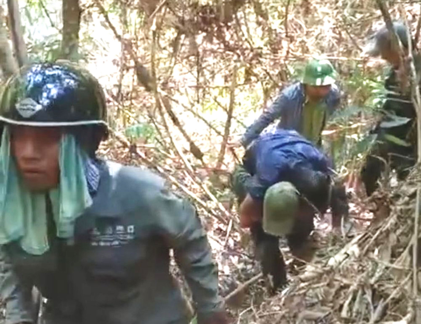 Lực lượng chức năng chuyển nạn nhân C. ra khỏi rừng, đưa đến bệnh viện cấp cứu. Ảnh: V.Sao Lực lượng chức năng chuyển nạn nhân C. ra khỏi rừng, đưa đến bệnh viện cấp cứu. Ảnh: V.Sao