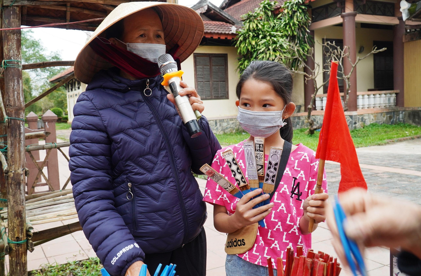 Hội bài chòi Thủy Thanh dịp Tết năm nay được tổ chức trong khuôn viên Bảo tàng nông cụ của xã, cạnh cây cầu ngói Thanh Toàn - một công trình di tích cấp quốc gia nổi tiếng. Hội bài chòi diễn ra từ ngày mùng 2 đến 10 Tết.