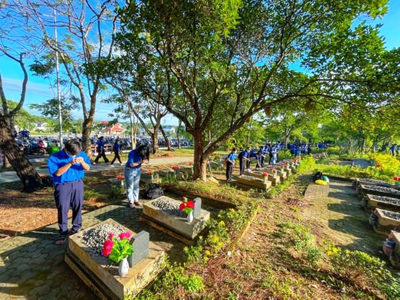 Dâng hương tại các phần mộ liệt sĩ. Ảnh: Th.Đ.Huế Dâng hương tại các phần mộ liệt sĩ. Ảnh: Th.Đ.Huế