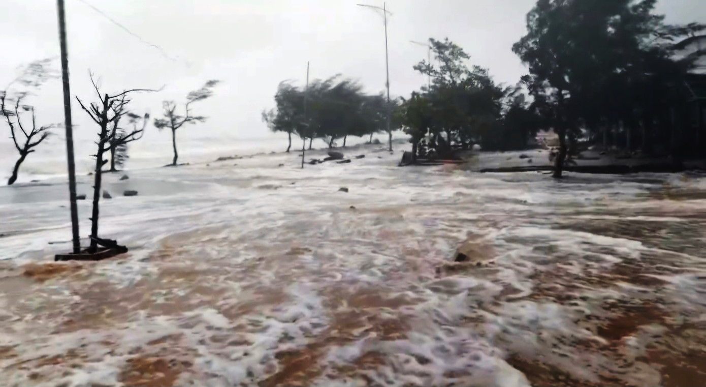 Nước biển tràn qua bãi tắm ở Phú Vang, xâm nhập sâu vào rừng phi lao phòng hộ bên trong.