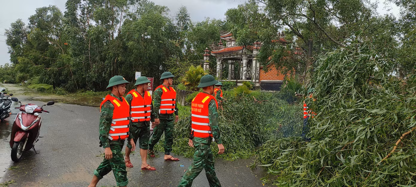 Lực lượng Bộ đội biên phòng làm nhiệm vụ khắc phục hậu quả bão số 6.
