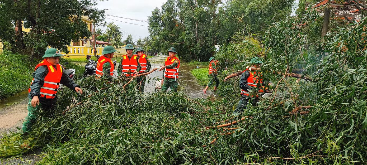 Lực lượng quân đội tại huyện Phú Lộc (TT-Huế) ra quân khắc phục hậu quả mưa bão. Ảnh: H.Đ.P.L