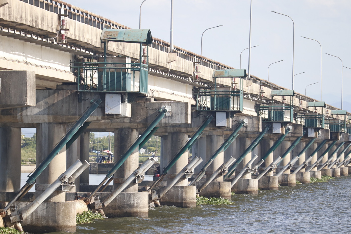 Phần cơ khí, thay mới 6 cửa van và đại tu, sửa chữa 9 cửa van. Thay mới toàn bộ các cụm kín nước đáy và cụm nước bên tại 15 cửa. Kết cấu cụm kín nước bằng thép Sus304, bu lông chịu lực bằng thép không rỉ, kín nước bằng cao su tấm và cao su củ tỏi. Bố trí cụm kín nước bên và đáy thuận lợi cho việc sửa chữa, thay thế gioăng và bảo dưỡng cửa van.