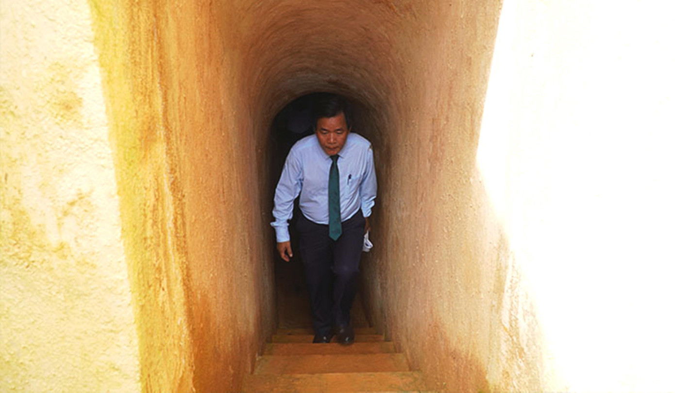 Chủ tịch UBND tỉnh TT-Huế Nguyễn Văn Phương đánh giá, đây là điểm đến di tích lịch sử văn hóa, góp thêm “địa chỉ đỏ” cho tỉnh. Chủ tịch Nguyễn Văn Phương đề nghị Sở Văn hóa và Thể thao tỉnh tiếp tục khai thác, quảng bá đến người dân, du khách trong và ngoài nước đến tham quan, học tập. Trong ảnh: Chủ tịch UBND tỉnh TT-Huế Nguyễn Văn Phương kiểm tra khu địa đạo sau khi hoàn thành trùng tu, tôn tạo bước đầu Chủ tịch UBND tỉnh TT-Huế Nguyễn Văn Phương đánh giá, đây là điểm đến di tích lịch sử văn hóa, góp thêm “địa chỉ đỏ” cho tỉnh. Chủ tịch Nguyễn Văn Phương đề nghị Sở Văn hóa và Thể thao tỉnh tiếp tục khai thác, quảng bá đến người dân, du khách trong và ngoài nước đến tham quan, học tập. Trong ảnh: Chủ tịch UBND tỉnh TT-Huế Nguyễn Văn Phương kiểm tra khu địa đạo sau khi hoàn thành trùng tu, tôn tạo bước đầu