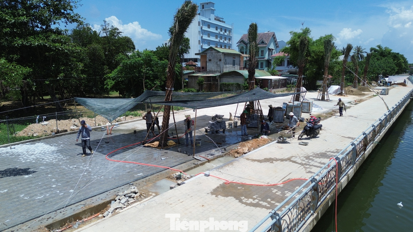 Dưới nền gạch mới lát tỏa hơi nóng hầm hập, từng nhóm thợ hối hả căng dây, lát lối đi, lắp lan can thép, dựng cột đèn, nối cáp ngầm, trồng cây xanh... Tất cả đều đang chạy đua với thời gian. Một công nhân cho biết, dù trời nắng như đổ lửa nhưng anh em thợ vẫn cố gắng chia ca làm việc để đảm bảo tiến độ. Dưới nền gạch mới lát tỏa hơi nóng hầm hập, từng nhóm thợ hối hả căng dây, lát lối đi, lắp lan can thép, dựng cột đèn, nối cáp ngầm, trồng cây xanh... Tất cả đều đang chạy đua với thời gian. Một công nhân cho biết, dù trời nắng như đổ lửa nhưng anh em thợ vẫn cố gắng chia ca làm việc để đảm bảo tiến độ.