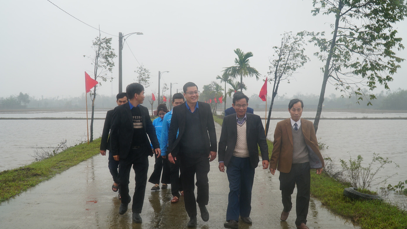 "Đường cờ Tổ quốc" tại thôn Niêm Phò, xã Quảng Thọ (huyện Quảng Điền, TT-Huế) - quê hương Đại tướng Nguyễn Chí Thanh.