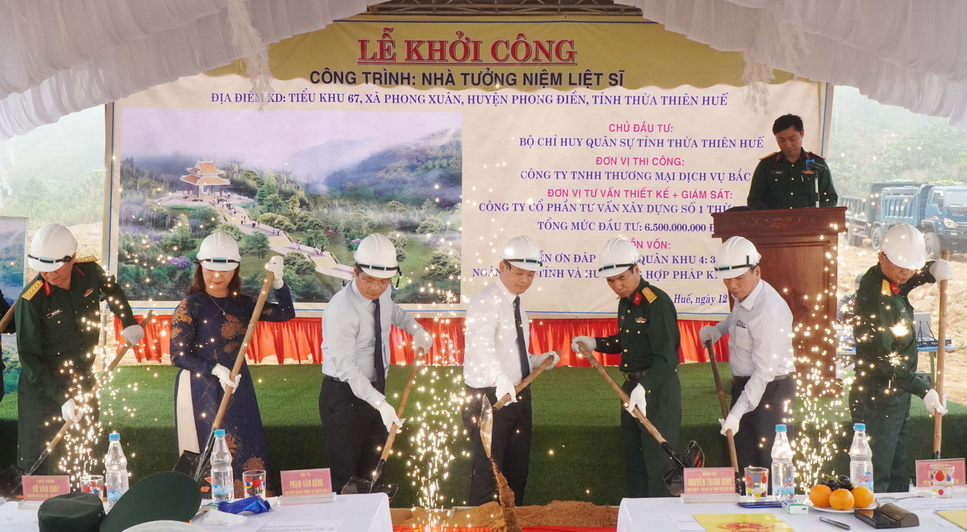 Lãnh đạo Quân khu 4, Tỉnh ủy, UBND tỉnh TT-Huế và Bộ Chỉ huy Quân sự tỉnh thực hiện nghi thức khởi công công trình.