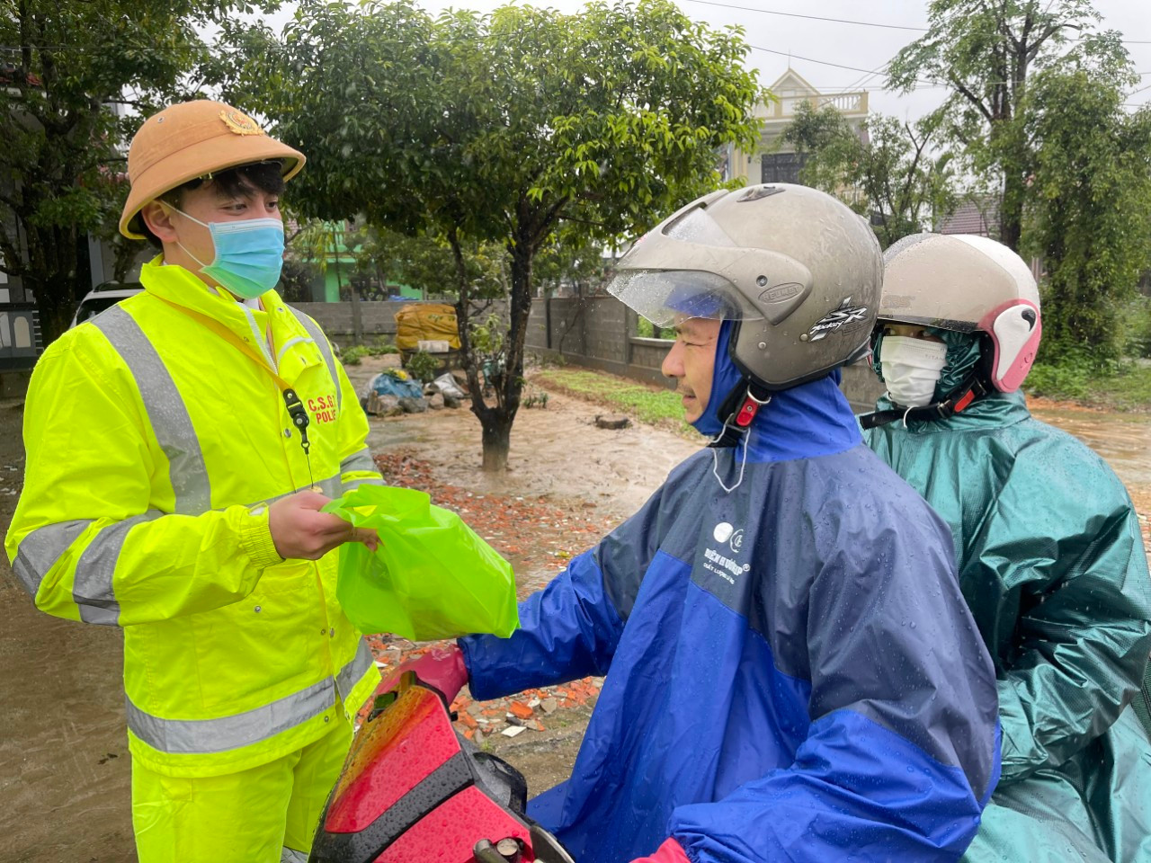 Việc làm ý nghĩa của CSGT TT-Huế khiến nhiều người cảm kích. Việc làm ý nghĩa của CSGT TT-Huế khiến nhiều người cảm kích.