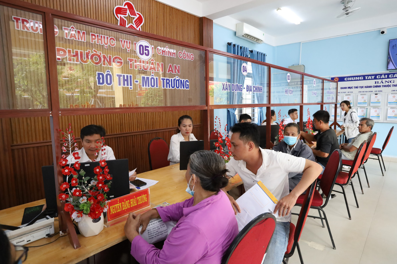Giải quyết thủ tục hành chính cho người dân tại Trung tâm Phục vụ Hành chính công phường Thuận An.