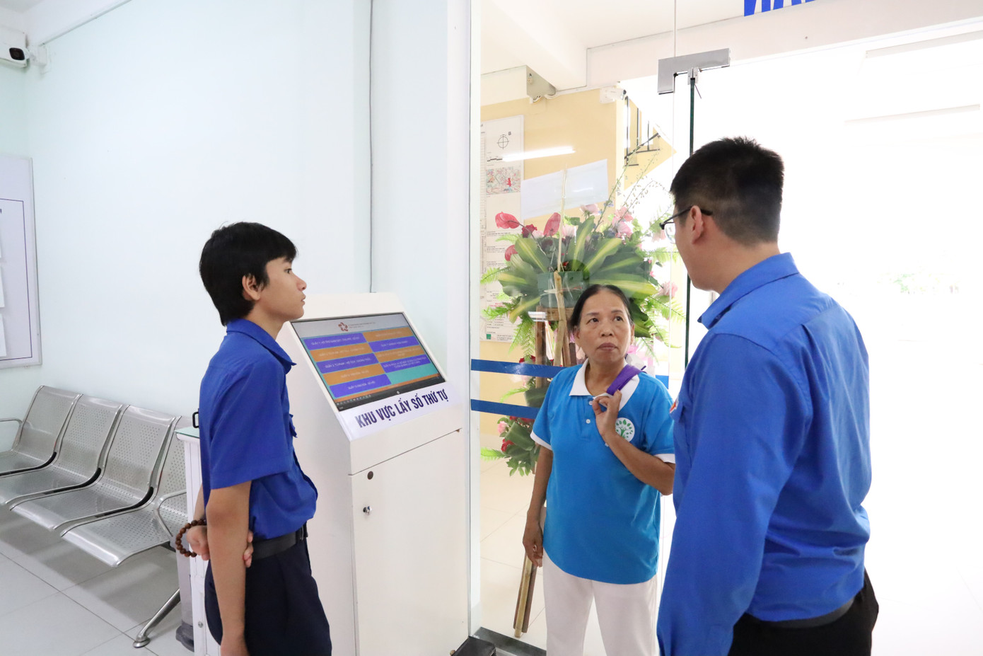 Đoàn viên, thanh niên phường An Cựu tích cực hỗ trợ người dân làm quen với quy trình mới về giao dịch hành chính.