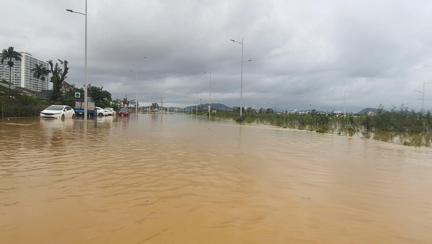 Đường Võ Nguyên Giáp (TP Huế) mới nâng nền vẫn chìm trong lũ. Ảnh: N.V