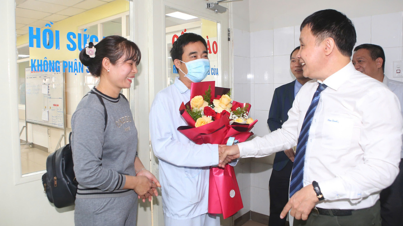 GS.TS Phạm Như Hiệp - Giám đốc Bệnh viện Trung ương Huế, tặng hoa chúc mừng, dặn dò anh N.T.T trong ngày bệnh nhân xuất viện. GS.TS Phạm Như Hiệp - Giám đốc Bệnh viện Trung ương Huế, tặng hoa chúc mừng, dặn dò anh N.T.T trong ngày bệnh nhân xuất viện.