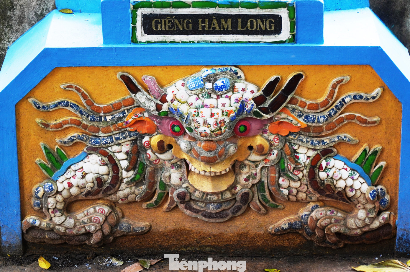 Nhận thấy đây là điều không tốt cho cuộc sống của nhân dân, chúa Nguyễn sai người đi tìm hiểu và phát hiện tại ngọn núi nơi chùa Báo Quốc tọa lạc có mạch nước ngầm phun trào tươi mát. Tại đây, chúa Nguyễn sai người đào giếng để khơi thông long mạch, vận vào giấc mơ gặp rồng lớn để đặt tên Hàm Long. Nhận thấy đây là điều không tốt cho cuộc sống của nhân dân, chúa Nguyễn sai người đi tìm hiểu và phát hiện tại ngọn núi nơi chùa Báo Quốc tọa lạc có mạch nước ngầm phun trào tươi mát. Tại đây, chúa Nguyễn sai người đào giếng để khơi thông long mạch, vận vào giấc mơ gặp rồng lớn để đặt tên Hàm Long.