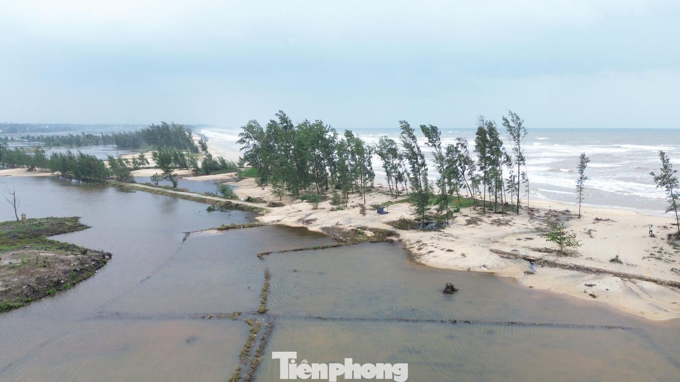 Sau những đợt mưa lớn, gió bão mạnh, triều cường thời gian gần đây, tuyến đường tỉnh này bị hư hỏng, xuống cấp. Đặc biệt, trên tuyến có hàng trăm mét đường bị cát biển theo sóng lớn gần bờ tràn vào bồi lấp, tạo thành gò đống, chướng ngại vật khiến giao thông đi lại bị ảnh hưởng nghiêm trọng.