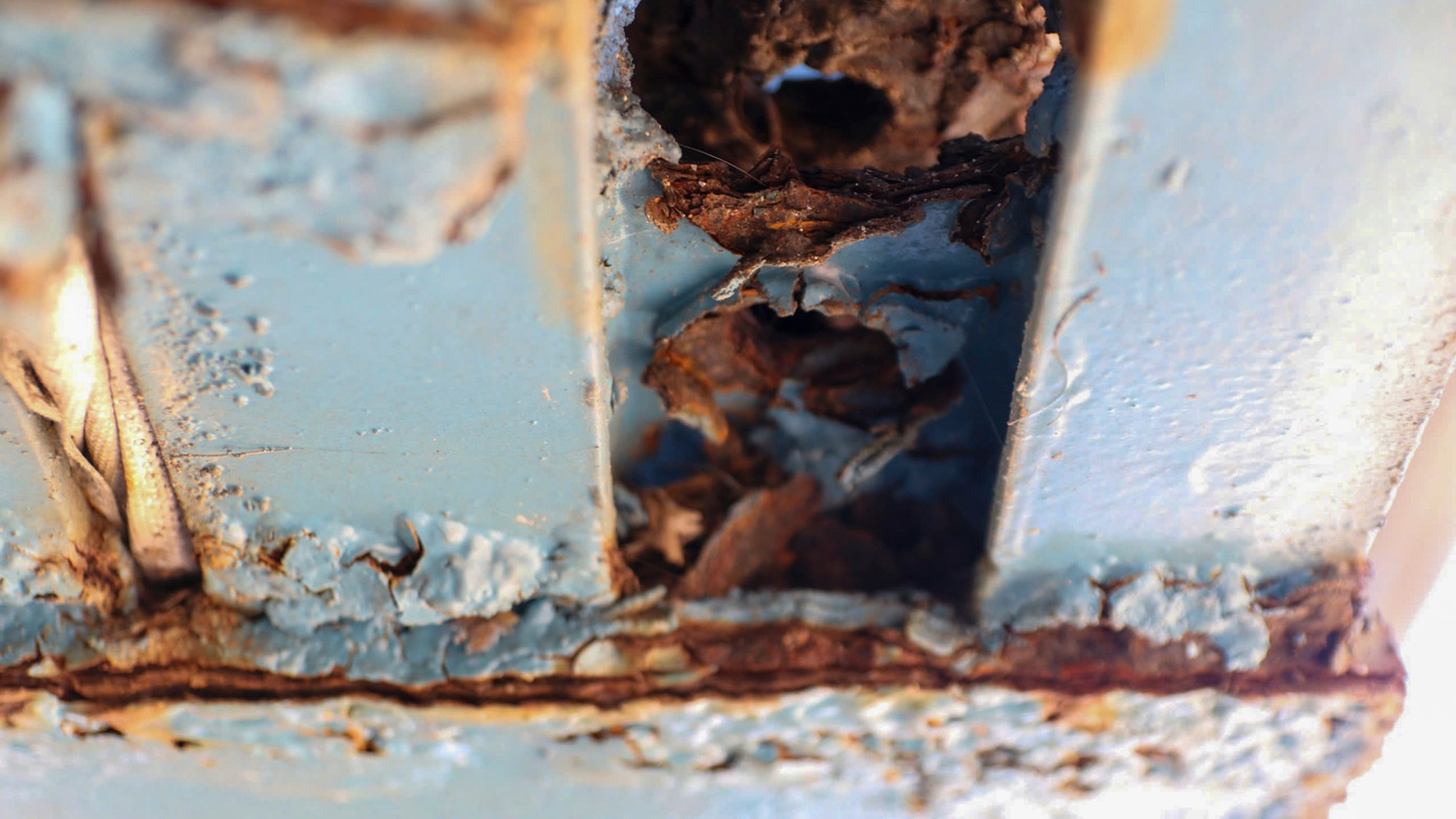 Kết cấu đà dầm thép bị mục nát. Ảnh: N.D