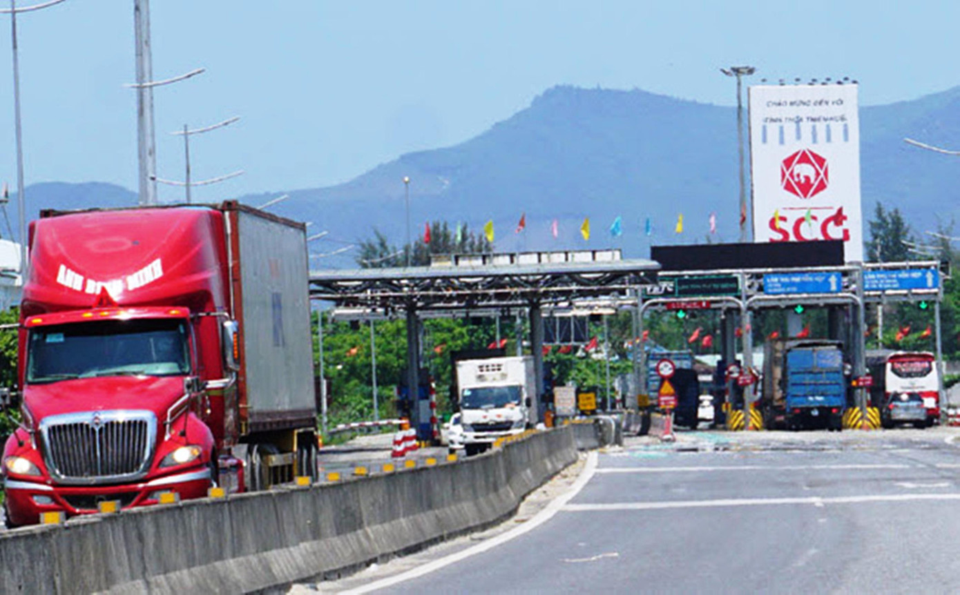 Xe cộ phải leo đèo, nhưng chủ phương tiện vẫn chịu mức phí thu gộp 3 hầm khi qua Trạm thu phí BOT Bắc Hải Vân. Ảnh: CTV Xe cộ phải leo đèo, nhưng chủ phương tiện vẫn chịu mức phí thu gộp 3 hầm khi qua Trạm thu phí BOT Bắc Hải Vân. Ảnh: CTV