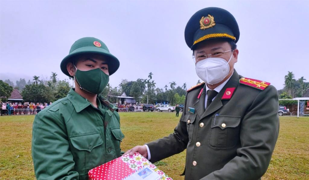 Động viên, ân cần dặn dò, tặng quà tân binh trước giờ nhập ngũ Động viên, ân cần dặn dò, tặng quà tân binh trước giờ nhập ngũ