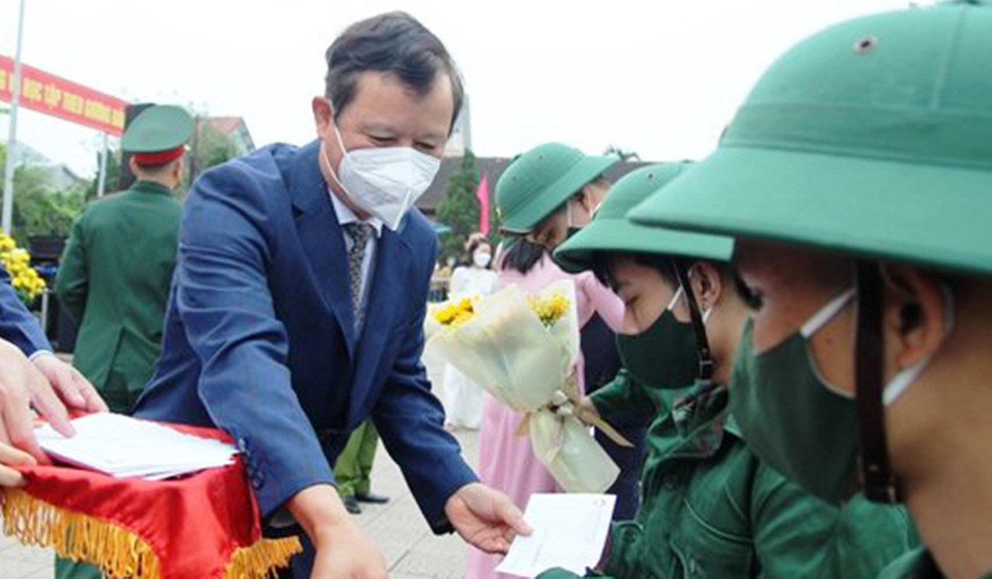 Bí thư Tỉnh ủy TT-Huế Lê Trường Lưu tặng quà động viên tân binh tại thị xã Hương Thủy Bí thư Tỉnh ủy TT-Huế Lê Trường Lưu tặng quà động viên tân binh tại thị xã Hương Thủy