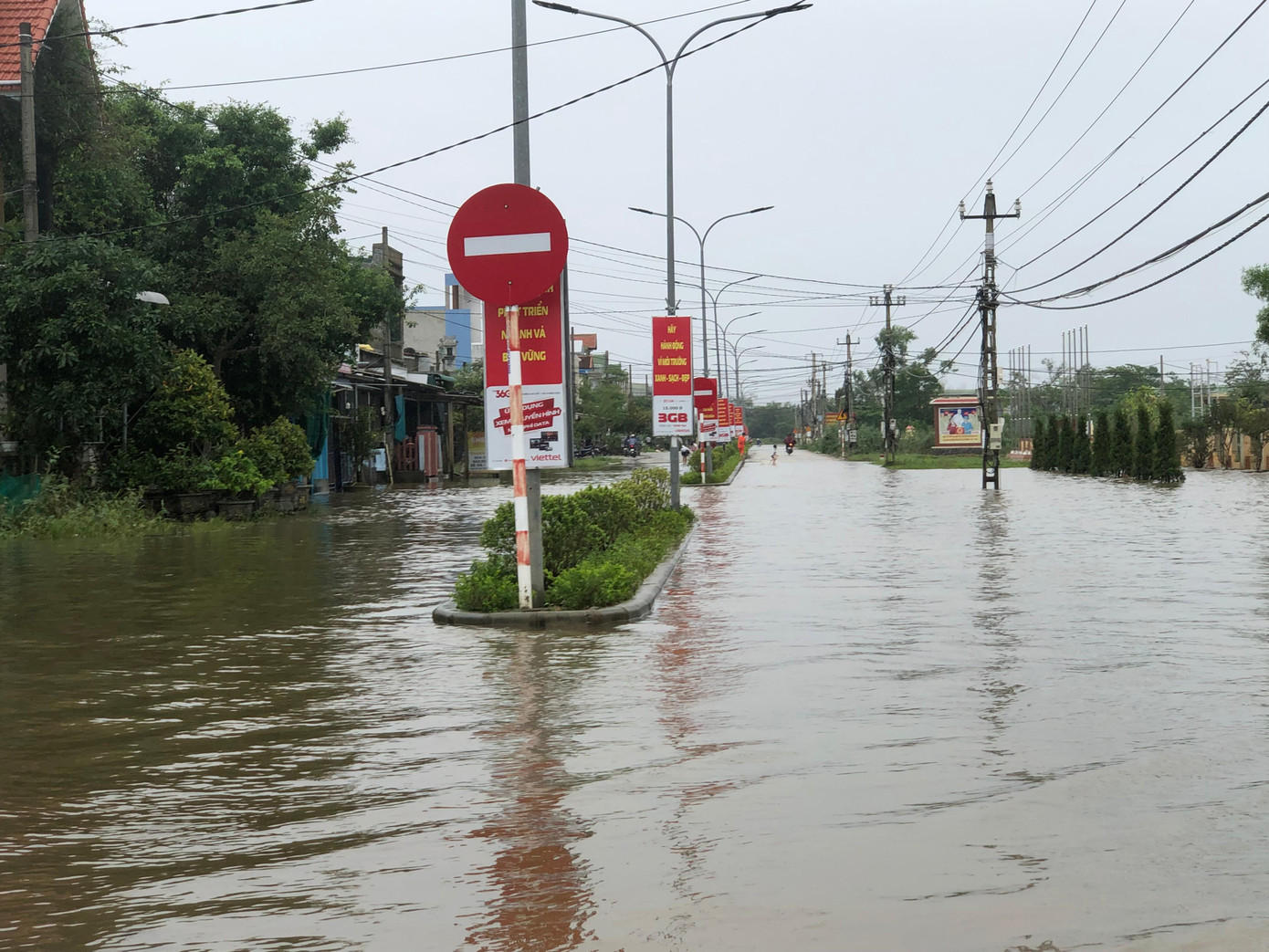 Đường sá vùng trũng TT-Huế vẫn bị ngập