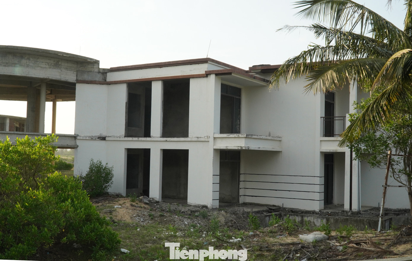 Dự án giai đoạn 1 đã được tỉnh TT-Huế cấp chứng nhận ký đầu tư lần đầu năm 2015, điều chỉnh lần 2 năm 2018. Sau thời gian ngắn triển khai một số tổ hợp biệt thự nghỉ dưỡng trong tình trạng dang dở, các công trình xây dựng thuộc giai đoạn 1 của dự án Six Miles Coast Resort đột nhiên dừng lại.