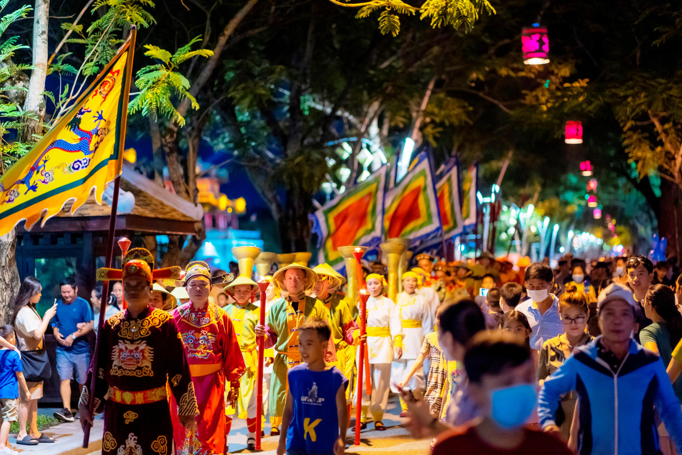 Tái hiện lễ đổi gác thời nhà Nguyễn. Ảnh: Đình Hoàng Tái hiện lễ đổi gác thời nhà Nguyễn. Ảnh: Đình Hoàng