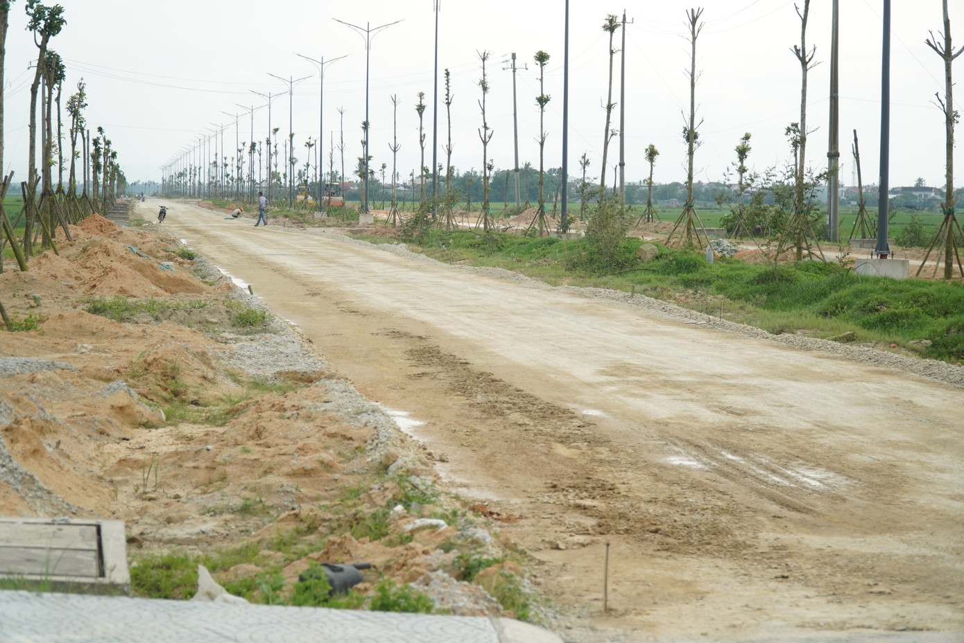 Trước đó một ngày (chiều 19/3), đoạn cuối tuyến thi công giáp với đường Phú Mỹ - Thuận An, chỉ có 2 công nhân làm việc. Liên quan thực trạng tổ chức thi công ì ạch tiếp diễn, đại diện chủ đầu tư là Ban Quản lý Dự án Đầu tư Xây dựng và Phát triển Đô thị tỉnh TT-Huế cho biết, do ảnh hưởng thời tiết, yếu tố địa tầng phức tạp khó lường, dịch bệnh, nhà thầu thiếu quyết liệt… nên tiến độ đã bị chậm trễ kéo dài. Trước đó một ngày (chiều 19/3), đoạn cuối tuyến thi công giáp với đường Phú Mỹ - Thuận An, chỉ có 2 công nhân làm việc. Liên quan thực trạng tổ chức thi công ì ạch tiếp diễn, đại diện chủ đầu tư là Ban Quản lý Dự án Đầu tư Xây dựng và Phát triển Đô thị tỉnh TT-Huế cho biết, do ảnh hưởng thời tiết, yếu tố địa tầng phức tạp khó lường, dịch bệnh, nhà thầu thiếu quyết liệt… nên tiến độ đã bị chậm trễ kéo dài.