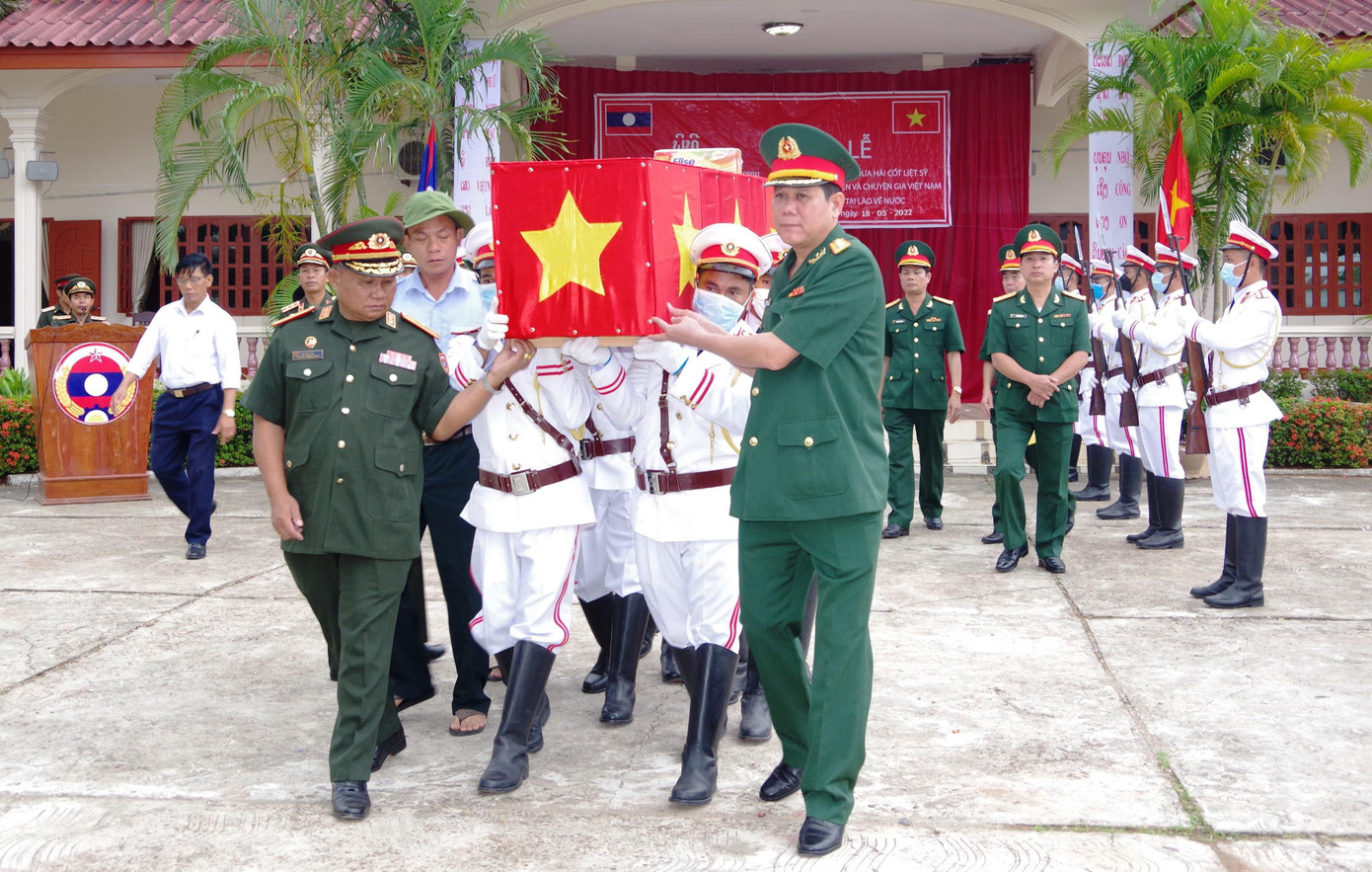 Đón các anh hùng liệt sĩ hy sinh tại Lào thời chiến tranh trở về Tổ quốc. Ảnh: Bộ CHQS TT-Huế