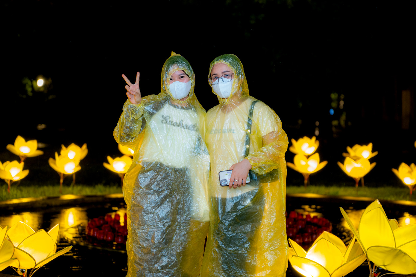 Giới trẻ check-in Đại nội Huế trong đêm hội Trung thu. (Ảnh: Đình Hoàng)