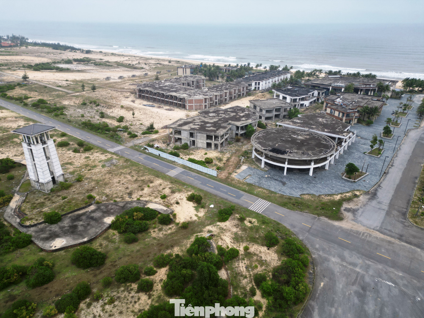 Một thời, khi thực hiện dự án khu du lịch Six Miles Coast Resort, nơi đây được quảng bá là “dải lụa vàng” do thiên nhiên ban tặng, với vị trí "đất vàng" trải dài trên 6 dặm bờ biển tuyệt đẹp, thuận lợi để di chuyển đến các địa danh du lịch khác trong khu vực miền Trung.