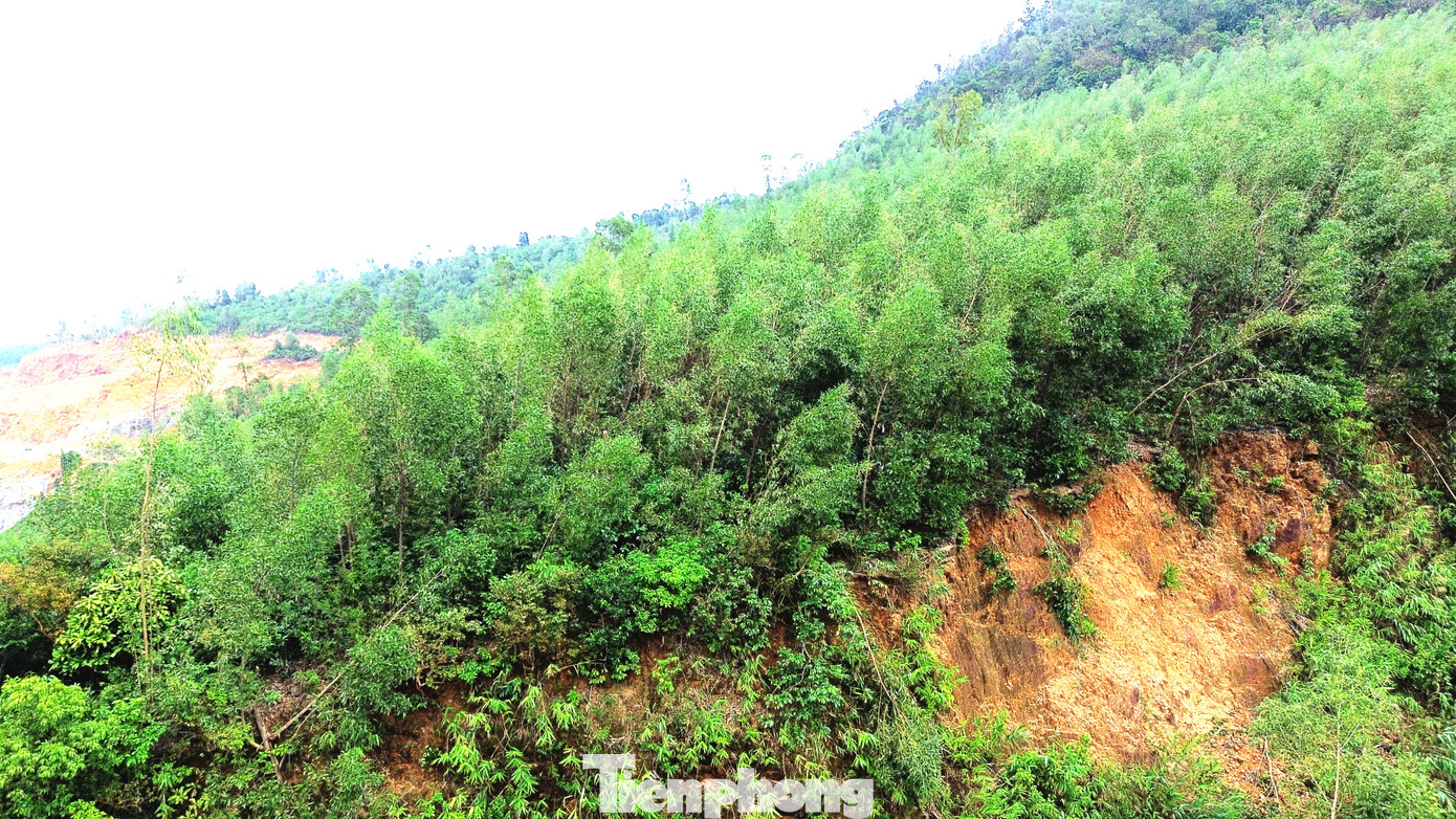 Còn theo chính quyền địa phương, cách đây vài năm, núi Phú Gia tại khu vực gần các nhà dân xuất hiện một vệt nứt dài khoảng 200 mét. Nơi đây được cơ quan chức năng tỉnh TT-Huế xác định là khu vực nguy hiểm, có nguy cơ sạt lở rất cao mỗi khi xảy ra mưa lũ. UBND huyện Phú Lộc, Ban Quản lý khu kinh tế, công nghiệp tỉnh TT-Huế đã lên kế hoạch di dời 32 hộ dân sống dưới chân núi Phú Gia đến tái định cư ở khu vực an toàn.