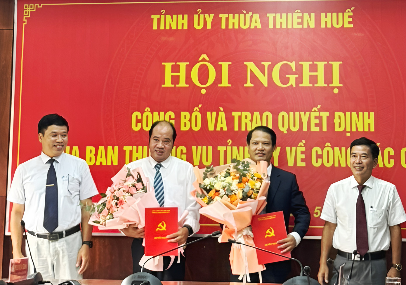 Ông Nguyễn Văn Mạnh và Phan Viết Giảng (thứ hai và thứ ba từ trái sang) được bổ nhiệm giữ chức Phó Trưởng ban Tổ chức Tỉnh ủy và Phó Trưởng ban Nội chính Tỉnh ủy TT-Huế.
