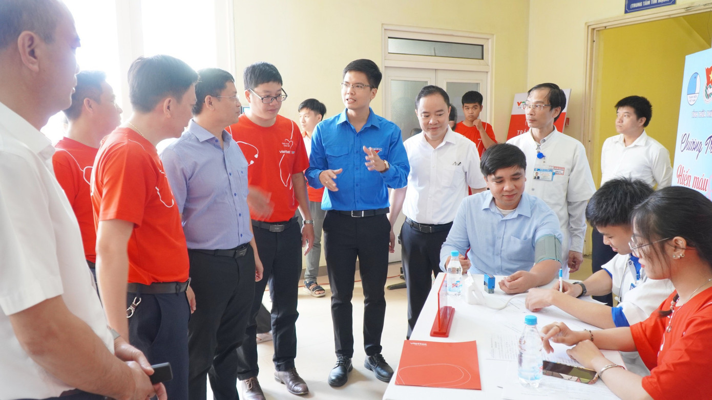 Đoàn viên, thanh niên đăng ký tham gia chương trình “Đăng ký hiến tiểu cầu cho các em bệnh nhi được phẫu thuật tim miễn phí”.