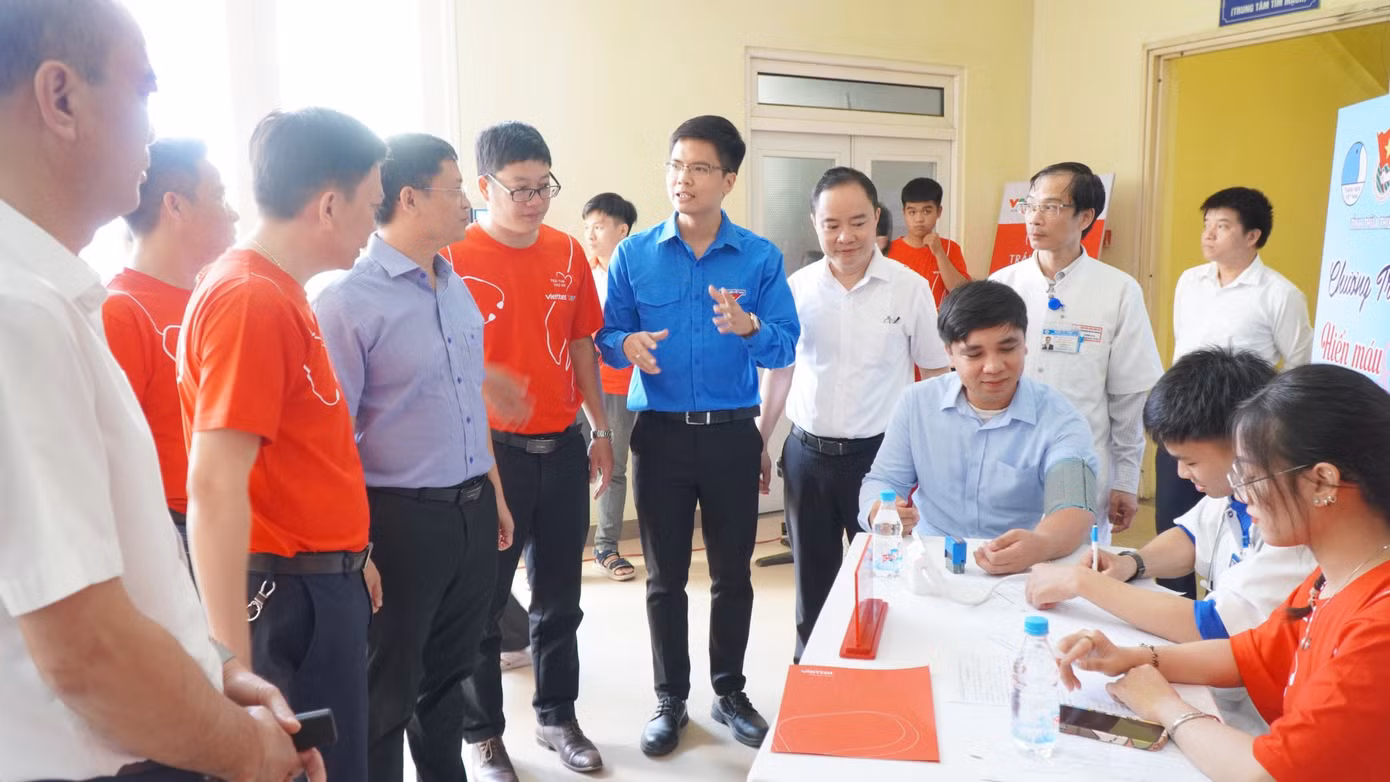 Đoàn viên, thanh niên đăng ký tham gia chương trình “Đăng ký hiến tiểu cầu cho các em bệnh nhi được phẫu thuật tim miễn phí”.