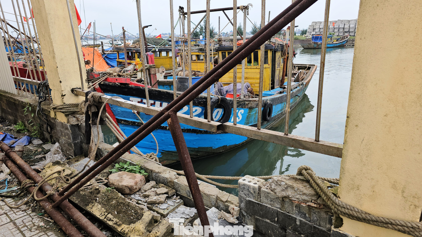 Chưa hết, các kết cấu bê tông, chấn song kim loại có dấu hiệu bị gỡ bỏ, đập phá để tạo lối “đi tắt” trái phép từ khu neo thuyền bên ngoài vào khuôn viên cảng cá.