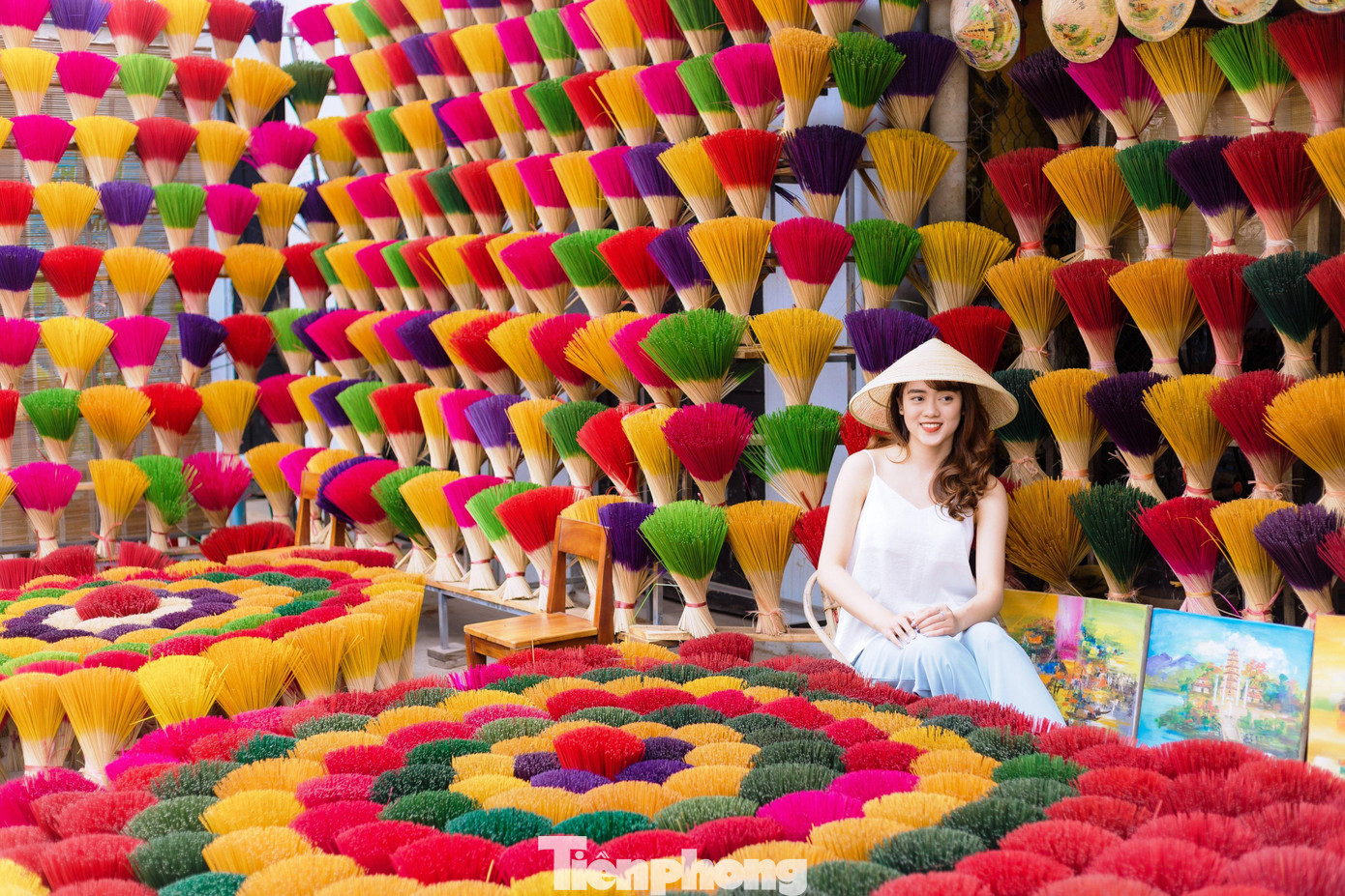 Điểm dễ nhận biết khi đến với làng trầm hương Thủy Xuân đó là sự rực rỡ nhiều màu sắc của những tăm hương, lõi hương bằng tre dùng làm nguyên liệu để chế tạo nên sản phẩm hương thắp hoàn chỉnh. Bên cạnh đó là mùi hương trầm tỏa ngát ngất ngây quyến rũ cả một vùng. Ảnh: NSNA Thiên Minh