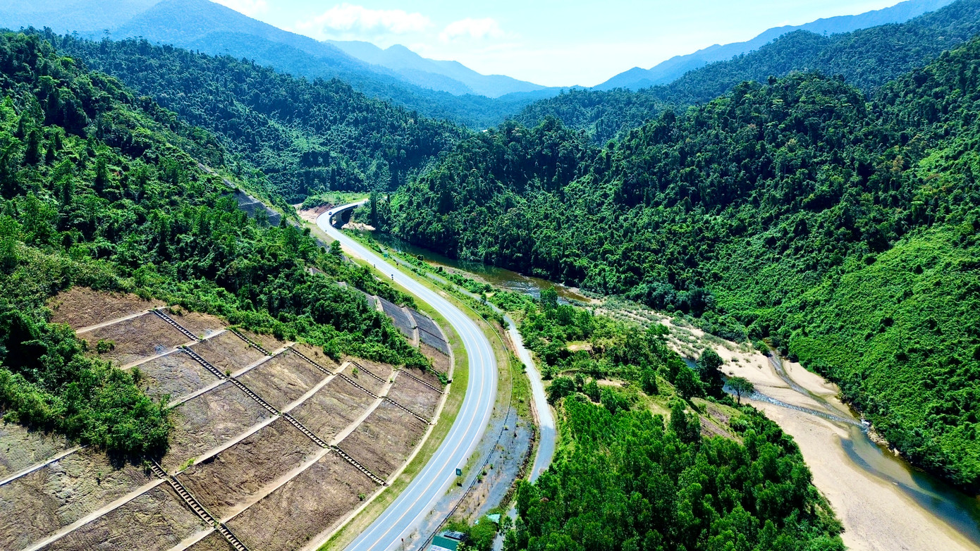 Không chỉ đóng vai trò quan trọng trong kết nối vùng giữa Huế và Đà Nẵng nhằm tạo động lực phát triển kinh tế xã hội, tuyến cao tốc còn là một công trình đặc biệt khi đi xuyên qua "lâm viên quý" của xứ Huế. Đây nơi hội tụ các hệ sinh thái rừng nhiệt đới, đồi núi, suối khe, và nhiều loài động, thực vật đặc hữu.
