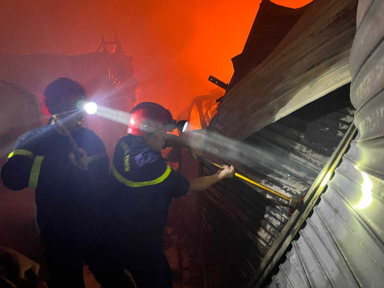 Lửa đỏ rực thiêu rụi 345 ki ốt ở chợ lớn nhất huyện Nam Đông lúc rạng sáng ảnh 3