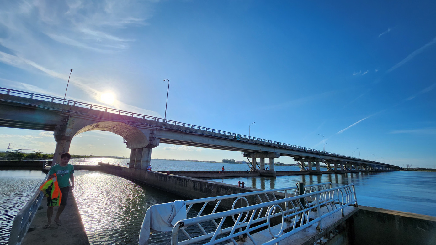 Công trình đập Thảo Long có chiều rộng thông nước 472,5 m, với 15 khoang, mỗi khoang rộng 31,5 m. Ngoài cầu giao thông, hệ thống đập còn có một âu thuyền dài 53 m, rộng 8 m. Hệ thống đập đảm bảo giao thông thủy trọng tải thuyền 50 tấn và cầu đường bộ cho phép xe 13 tấn đi qua. Theo các chuyên gia đánh giá, đây là công trình ngăn mặn giữ ngọt lớn nhất Đông Nam Á.