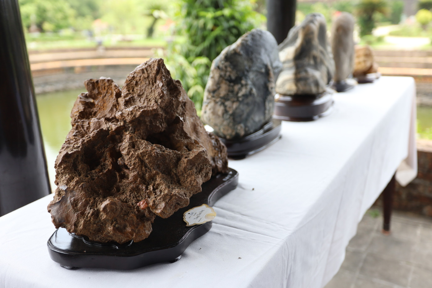 Triển lãm kéo dài đến hết ngày 2/5/2025, trùng dịp nghỉ lễ 30/4-1/5, dự kiến thu hút hàng vạn lượt khách. Đặc biệt, từ 18h-21h30 mỗi đêm (từ 26/4-1/5), các khu vực di tích như phủ Nội Vụ, vườn Thiệu Phương và vườn Cơ Hạ (Đại Nội Huế) sẽ mở cửa miễn phí phục vụ du khách, người dân đến khám phá vẻ đẹp của Đại Nội về đêm, trải nghiệm, thưởng lãm những tác phẩm nghệ thuật của nghệ nhân 3 miền. Triển lãm kéo dài đến hết ngày 2/5/2025, trùng dịp nghỉ lễ 30/4-1/5, dự kiến thu hút hàng vạn lượt khách. Đặc biệt, từ 18h-21h30 mỗi đêm (từ 26/4-1/5), các khu vực di tích như phủ Nội Vụ, vườn Thiệu Phương và vườn Cơ Hạ (Đại Nội Huế) sẽ mở cửa miễn phí phục vụ du khách, người dân đến khám phá vẻ đẹp của Đại Nội về đêm, trải nghiệm, thưởng lãm những tác phẩm nghệ thuật của nghệ nhân 3 miền.