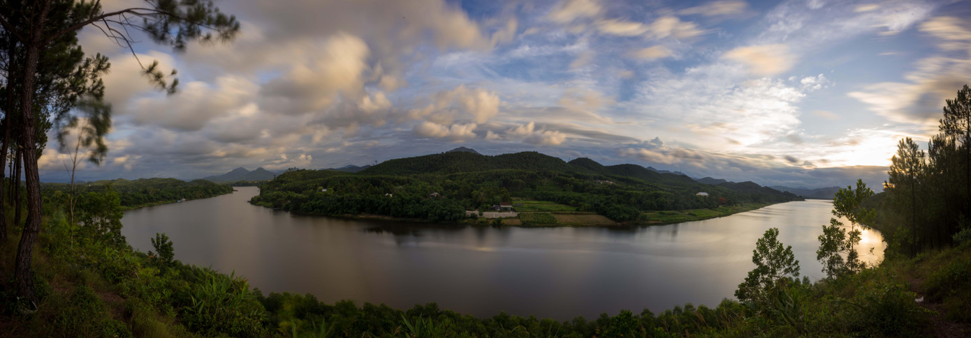 Sông Hương đoạn chảy qua đồi Vọng Cảnh buổi hoàng hôn. Ảnh: Văn Đình Huy